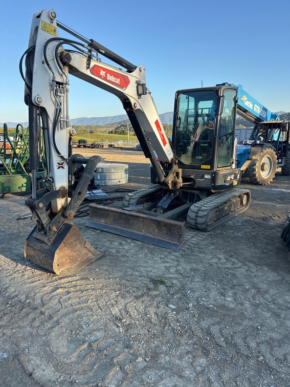 Bobcat E – 42 R2 series with four-way blade and hydraulic thumb