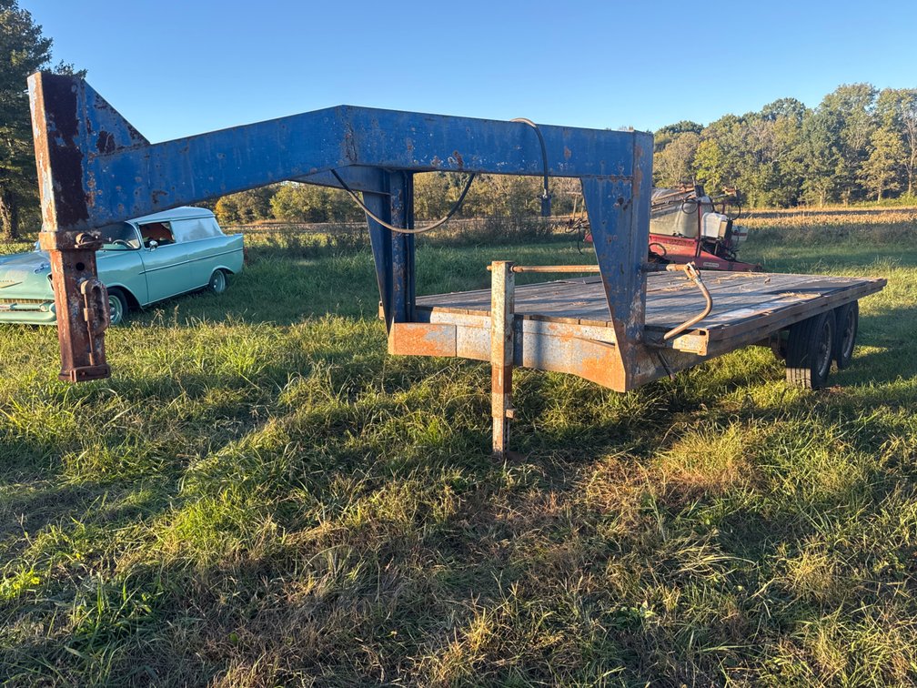 Gooseneck flatbed