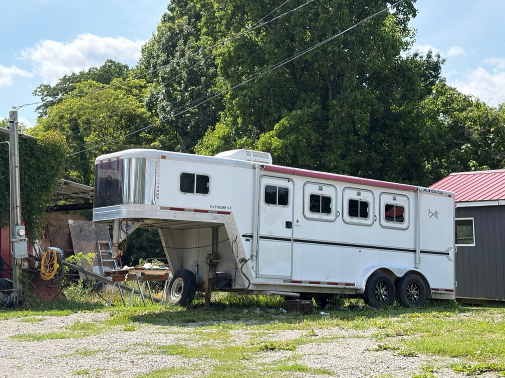 2002 Exiss aluminum 3 horse gooseneck