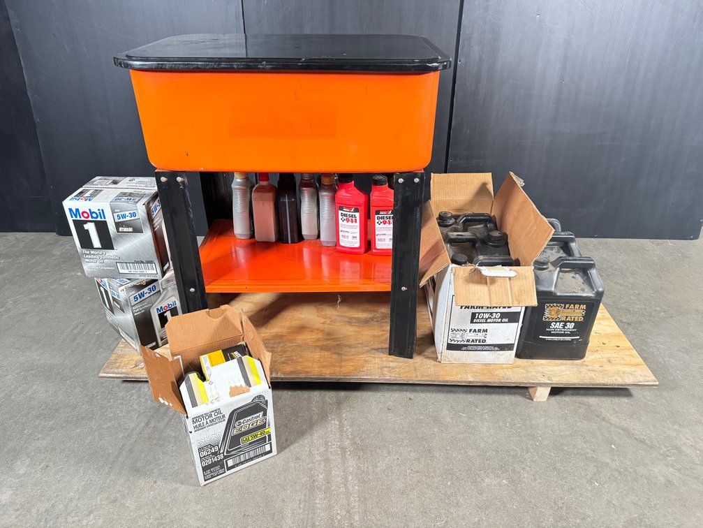 Lot consisting of a garage parts cleaner and various new engine oil.