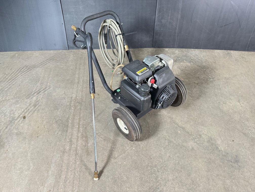 Pressure washer with Honda gas motor