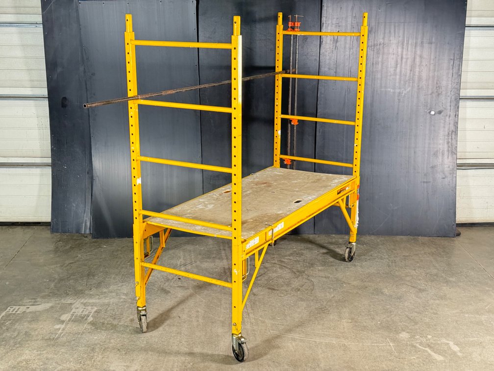 Scaffolding system by Metaltech with two bar clamps