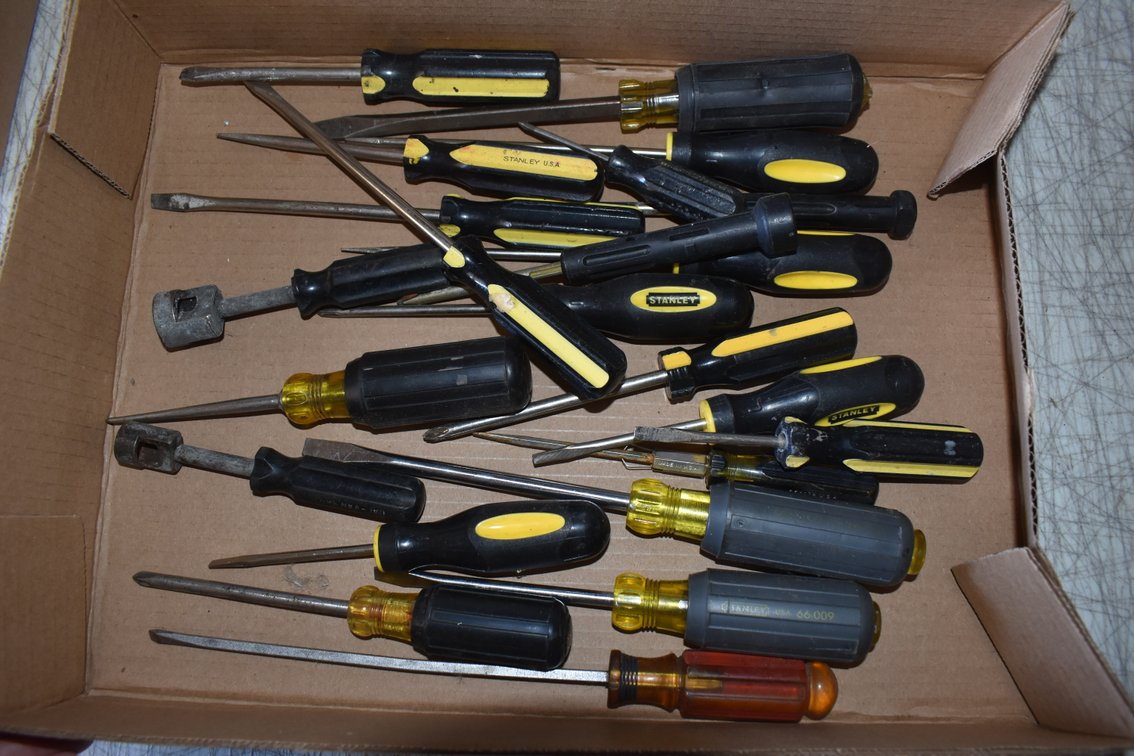 Box Lot: Variety Of Screw Drivers