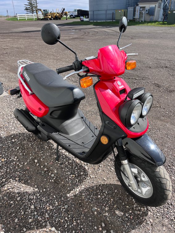 2004 Yamaha Scooter, Tools & Tires