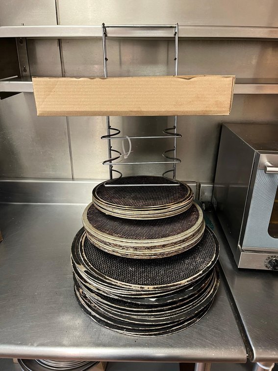 Assorted Pizza Pans With Rack