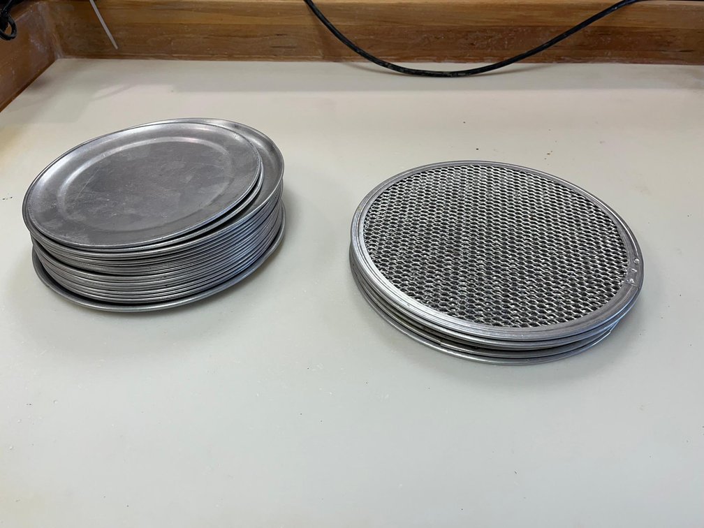 (19) Small Pizza Pans With (8) Screens