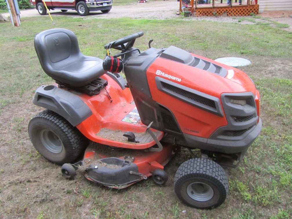 Husqvarna YTH 20K42 Riding Lawn Mower