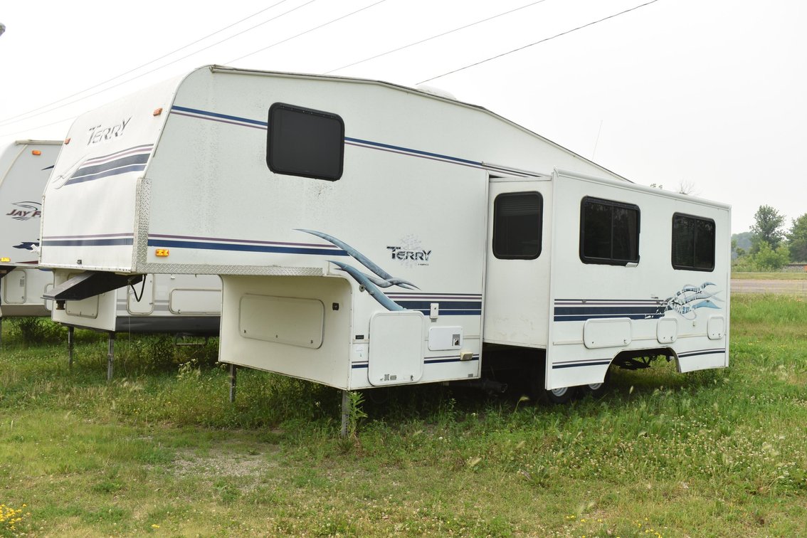 1998 Fleetwood 275 By Terry 27' 5th Wheel