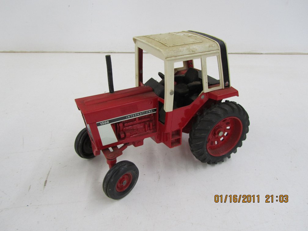 Ertl International 1586 Die Cast Tractor