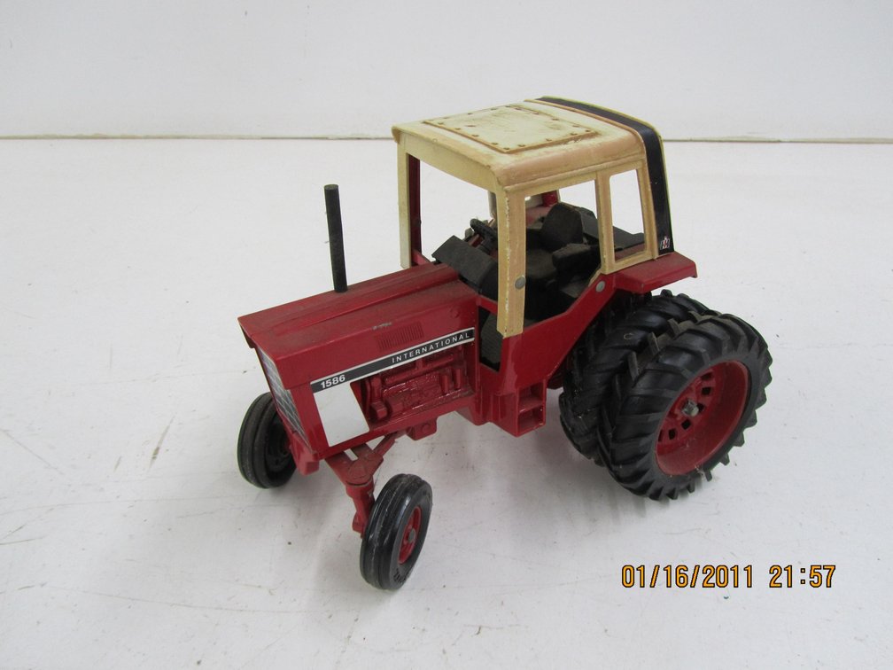 Ertl International 1586 Die Cast Tractor