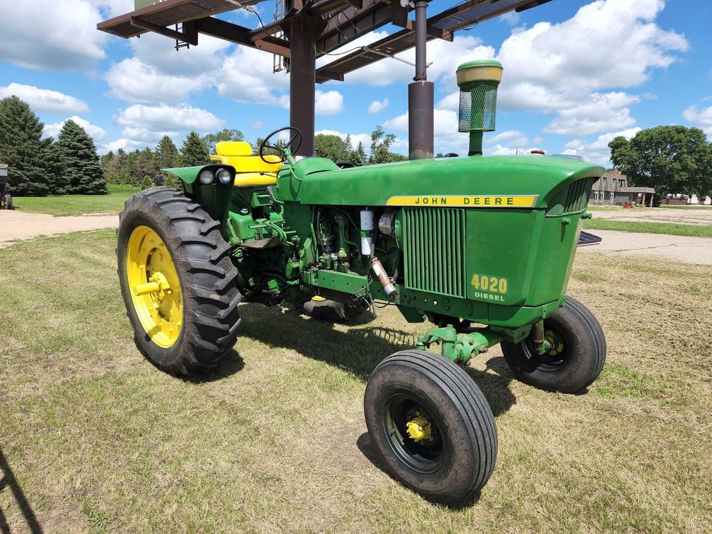 JD 4020 DIESEL POWERSHIFT TRACTOR W/3 POINT & WIDE FRONT