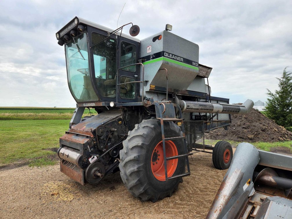 GLEANER M3 DIESEL COMBINE W/6 ROW CORN HEAD & 20' PLATFORM W/STRAW CHOPPER
