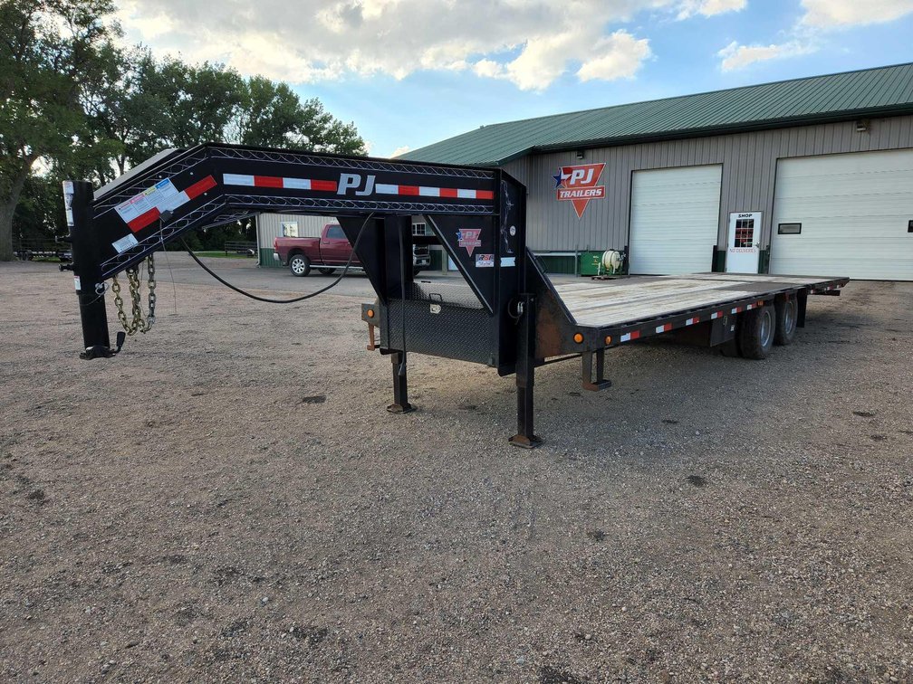 2014 PJ 30' GN FLATBED W/HYD TAIL & JACKS, 10K AXLES, JUST SERVICED 
