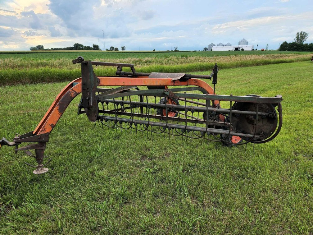 NEW IDEA SIDE DELIVERY RAKE W/RUBBER MT TEETH