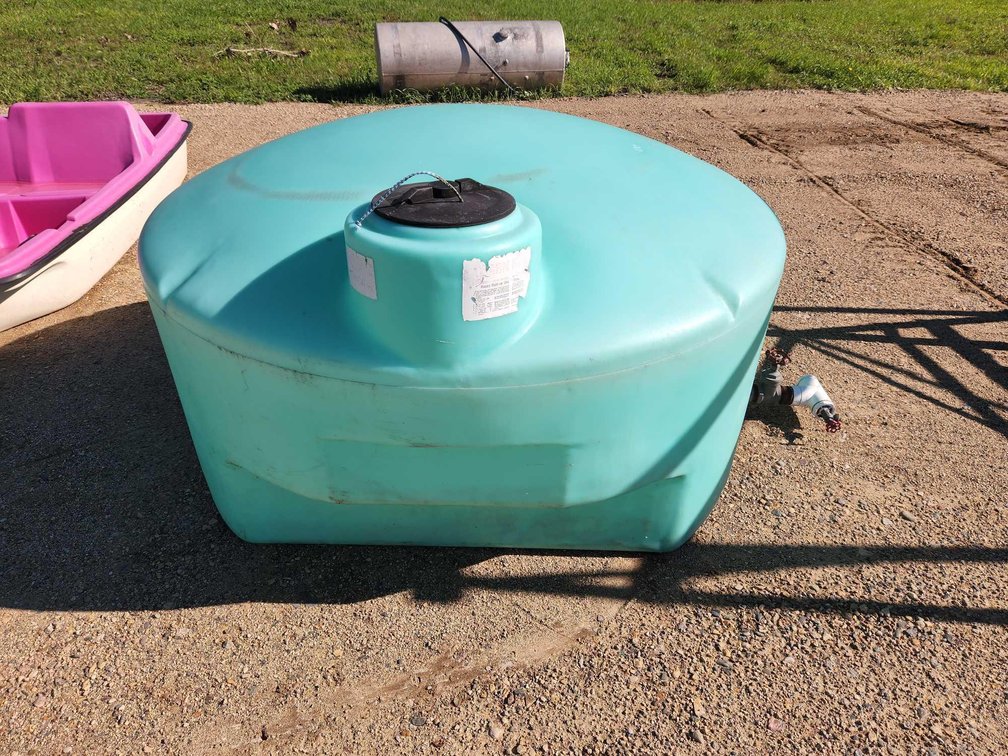 400 GALLON WATER TANK W/VALVE 