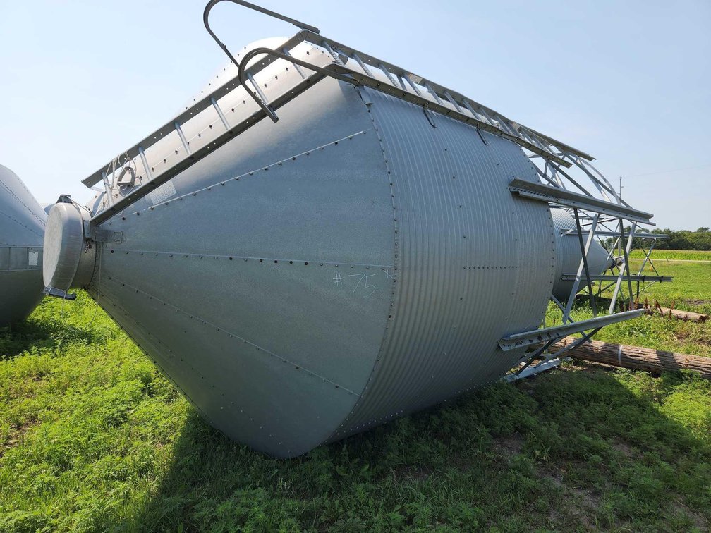 CHORE TIME 29 TON FEED/BULK BIN W/MINOR WIND DAMAGE *INSPECT*