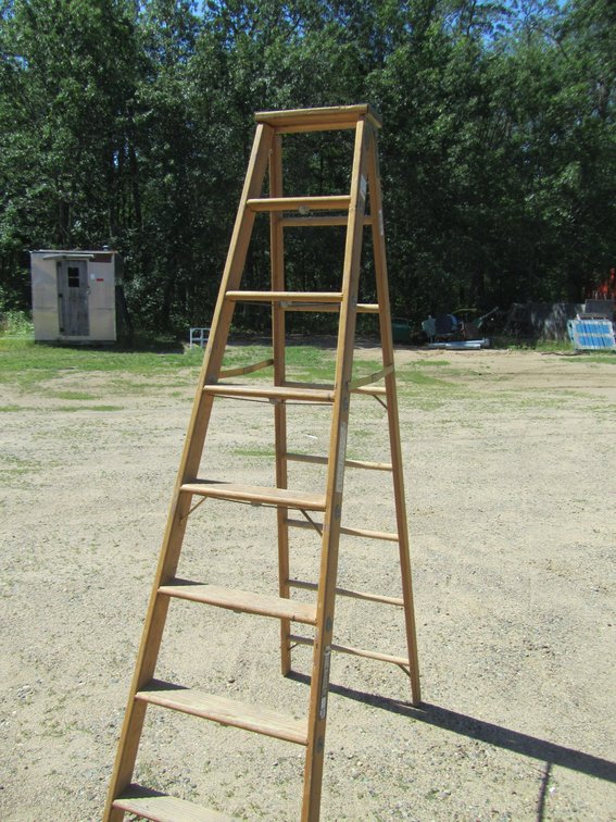 8' Wood Step Ladder