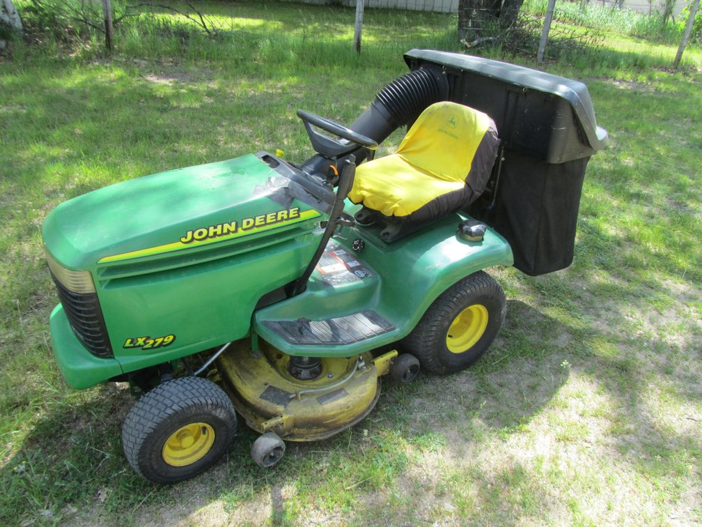 John Deere LX279 Riding Lawn Mower