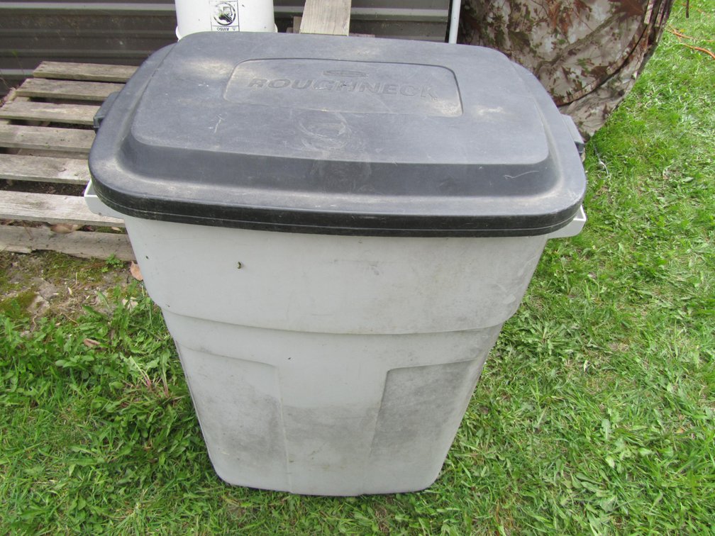 Rubbermaid Roughneck Trash Bin With Lid
