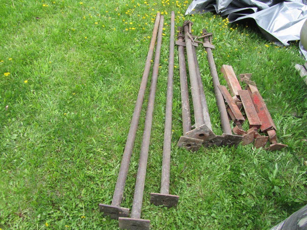 (11) Steel Foundation Jacks