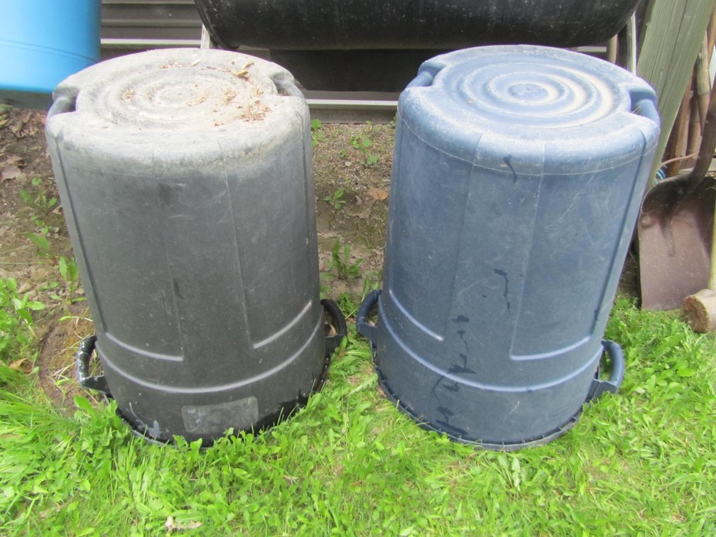 (2) 30 Gallon Plastic Garbage Cans