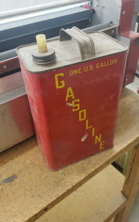 vinitage tin gas can