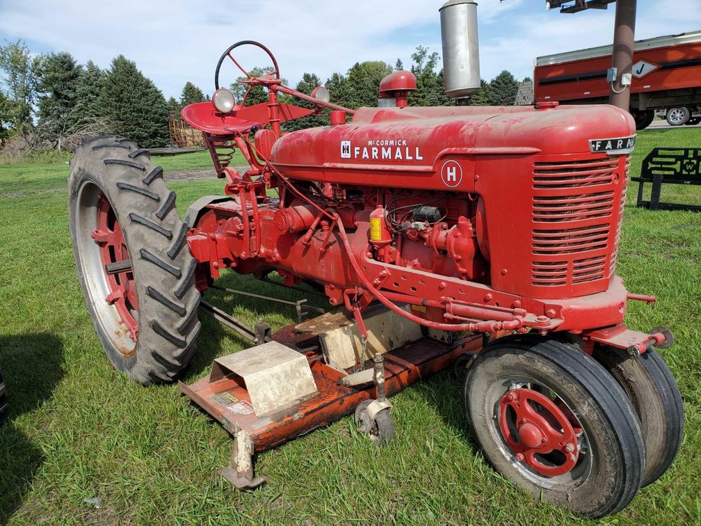 H FARMALL TRACTOR W/ARTS-WAY BELLY MOWER