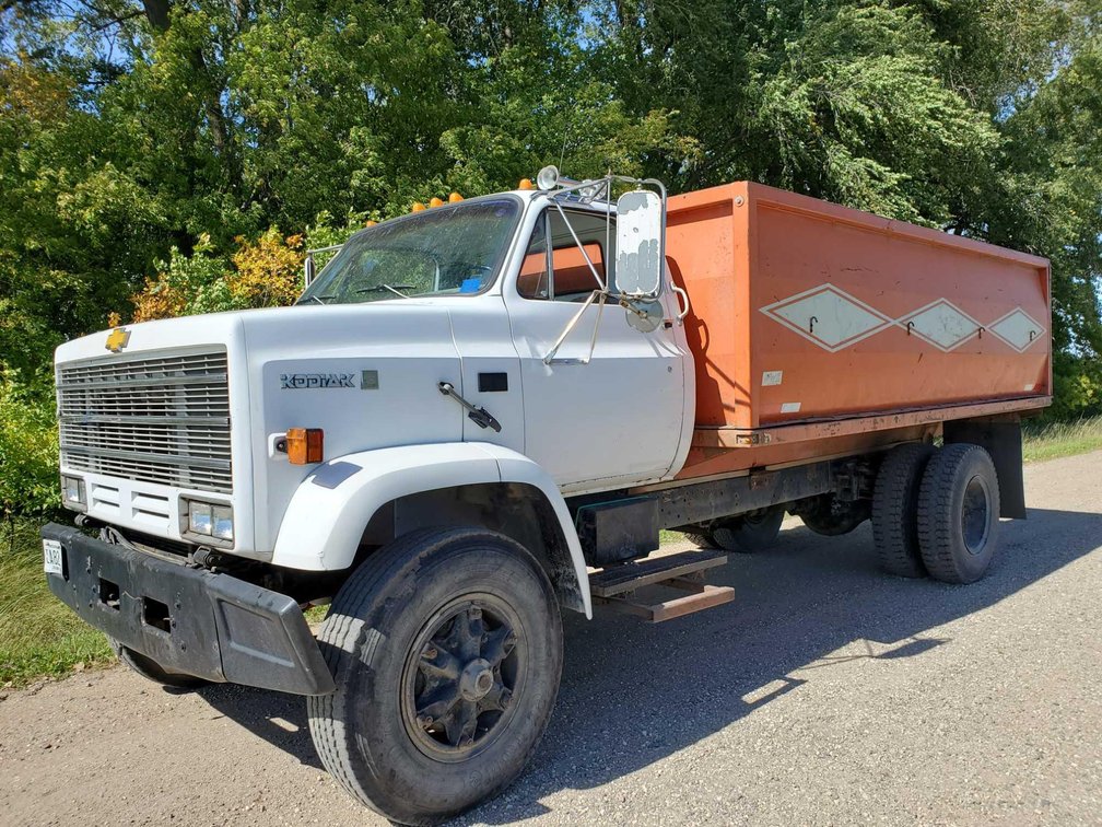 1986 CHEVROLET KODIAK DIESEL TRUCK W/3208 CAT ENGINE, 5X2 SPEED, 16' FRONTIER BOX/SCISSORS HOIST