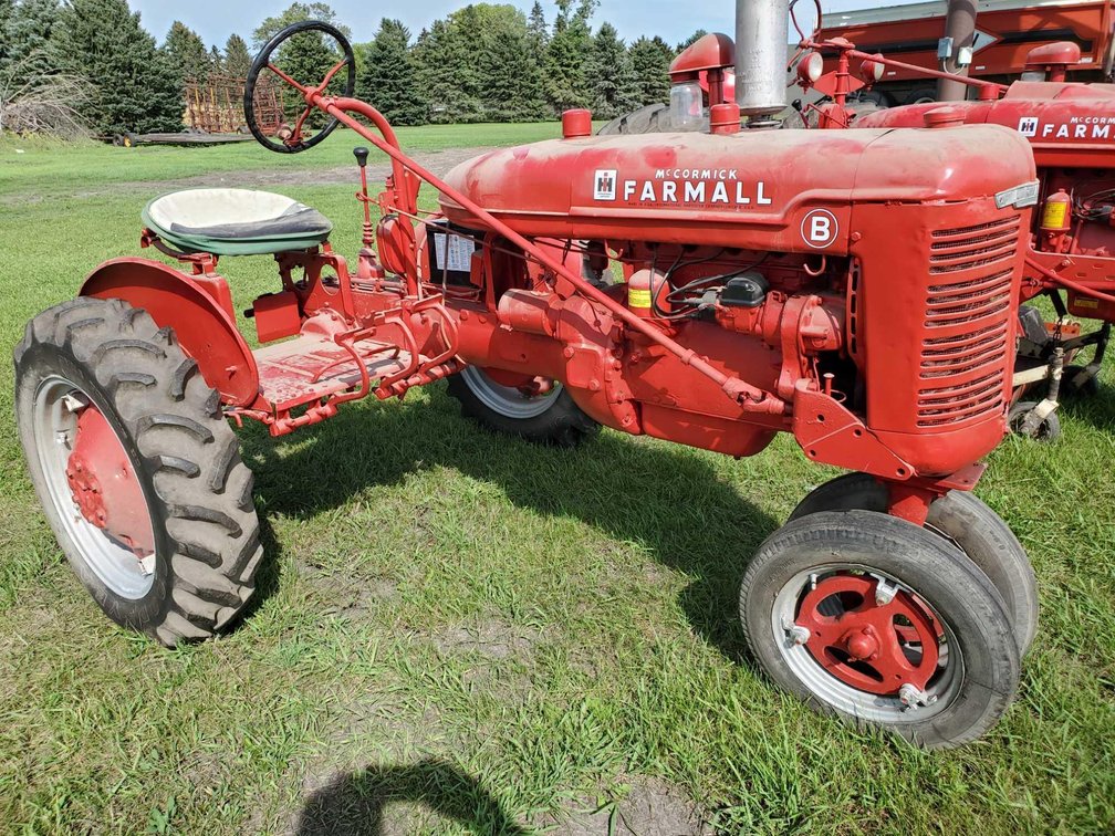 B FARMALL TRACTOR RUNS AND DRIVES GREAT/NEW BATTERY