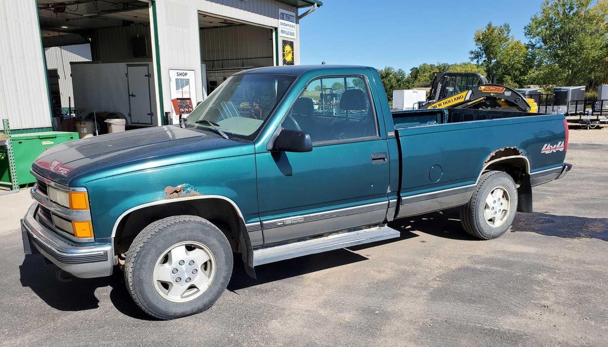 1995 CHEVROLET 1/2 TON 4X4 PICKUP (DRIVEN TO AUCTION, OWNER STATES TRANSMISSION SLIPS) 