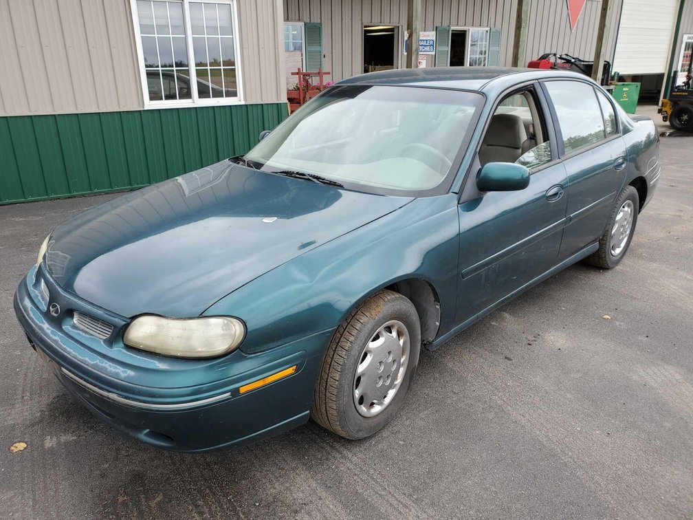 1999 OLDSMOBILE CUTLAS 4 DOOR (BAD RACK SHOULD BE HAULED HOME) NEEDS BATTERY