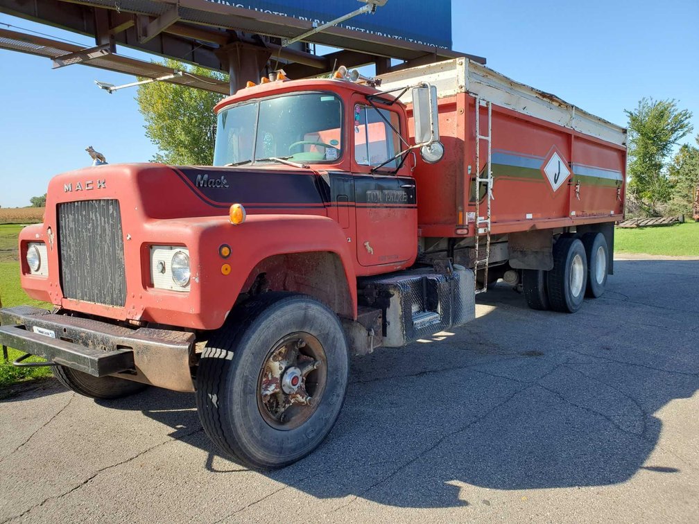 1973 MACK R-600 TANDEM TRUCK W/20' J-CRAFT STEEL GRAIN BOX & TWIN POST HOIST