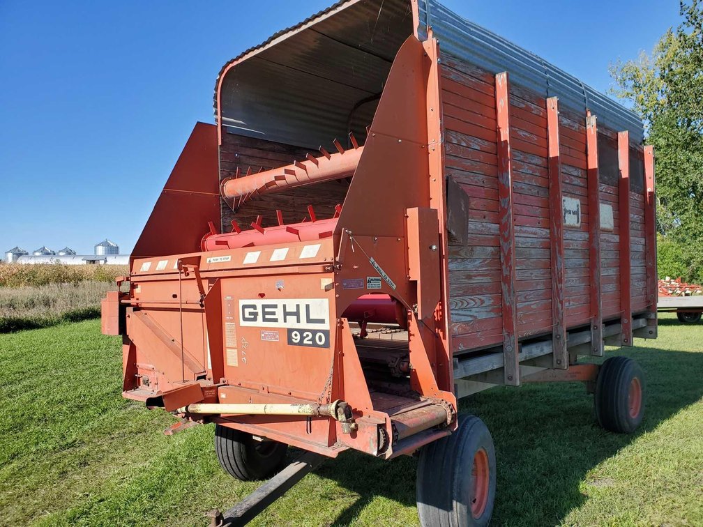 GEHL 920 SILAGE WAGON W/2 NEAR NEW BEATERS & MN JUMBO 10 RUNNING GEAR