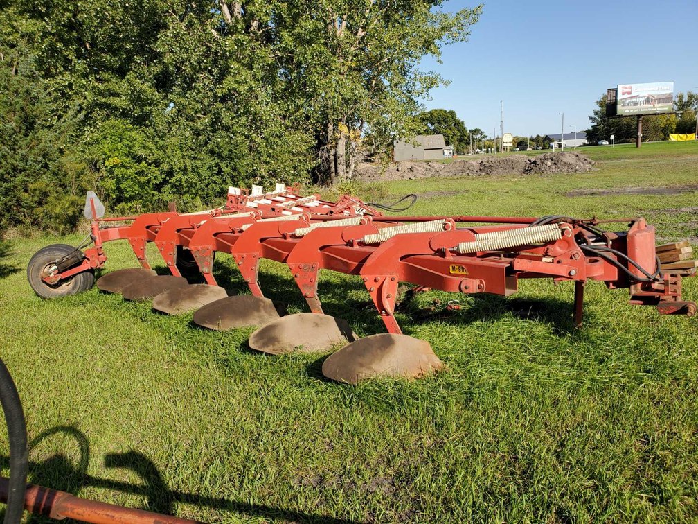 MELROE M-902 6 BOTTOM AUTO RESET PLOW 