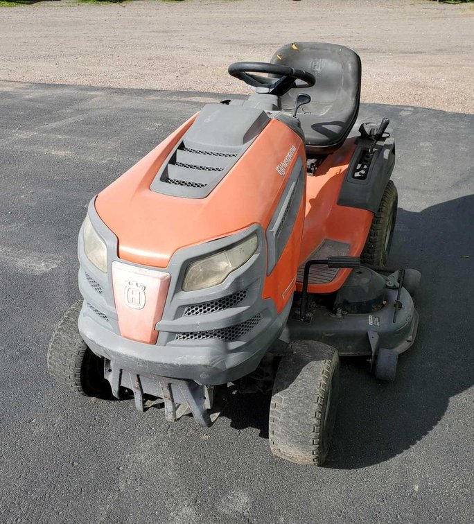 HUSQVARNA YTH23V48 RIDING LAWN MOWER W/48" DECK AND FOOT CONTROL HYDRO-DRIVE, 23HP ENGINE