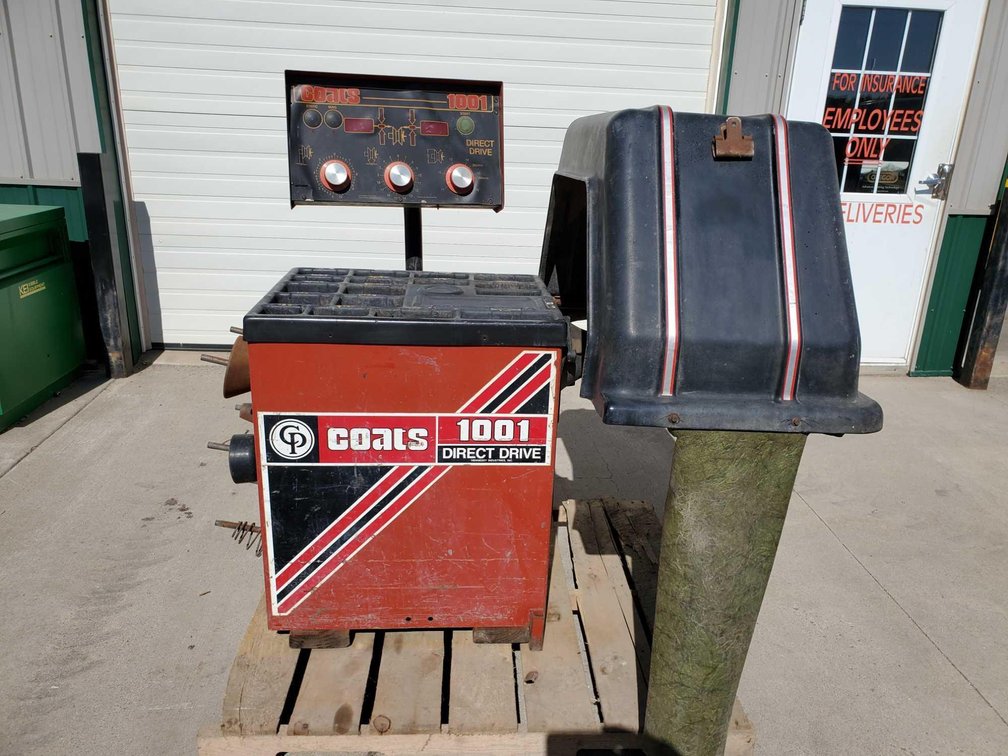 COATS 1001 DIRECT DRIVE TIRE BALANCER (BEEN IN STORAGE FOR 4 YEARS, NOT TESTED)