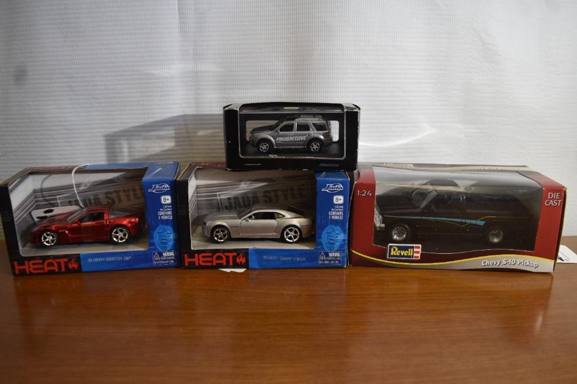 (2) 1/32, (1) 1/24 and (1) 1/43 Scale Cars