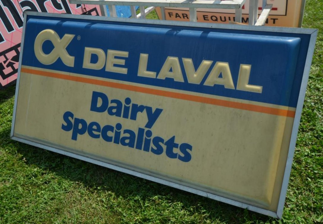 De Laval Dairy Specialists Sign