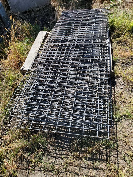 8 WIRE FENCE PANELS (APPROX 7' LONG X 2.5 HIGH)