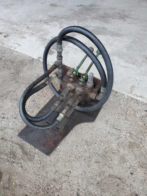 HYDRAULIC VALVE SET W/QUICK ATTACH COUPLERS