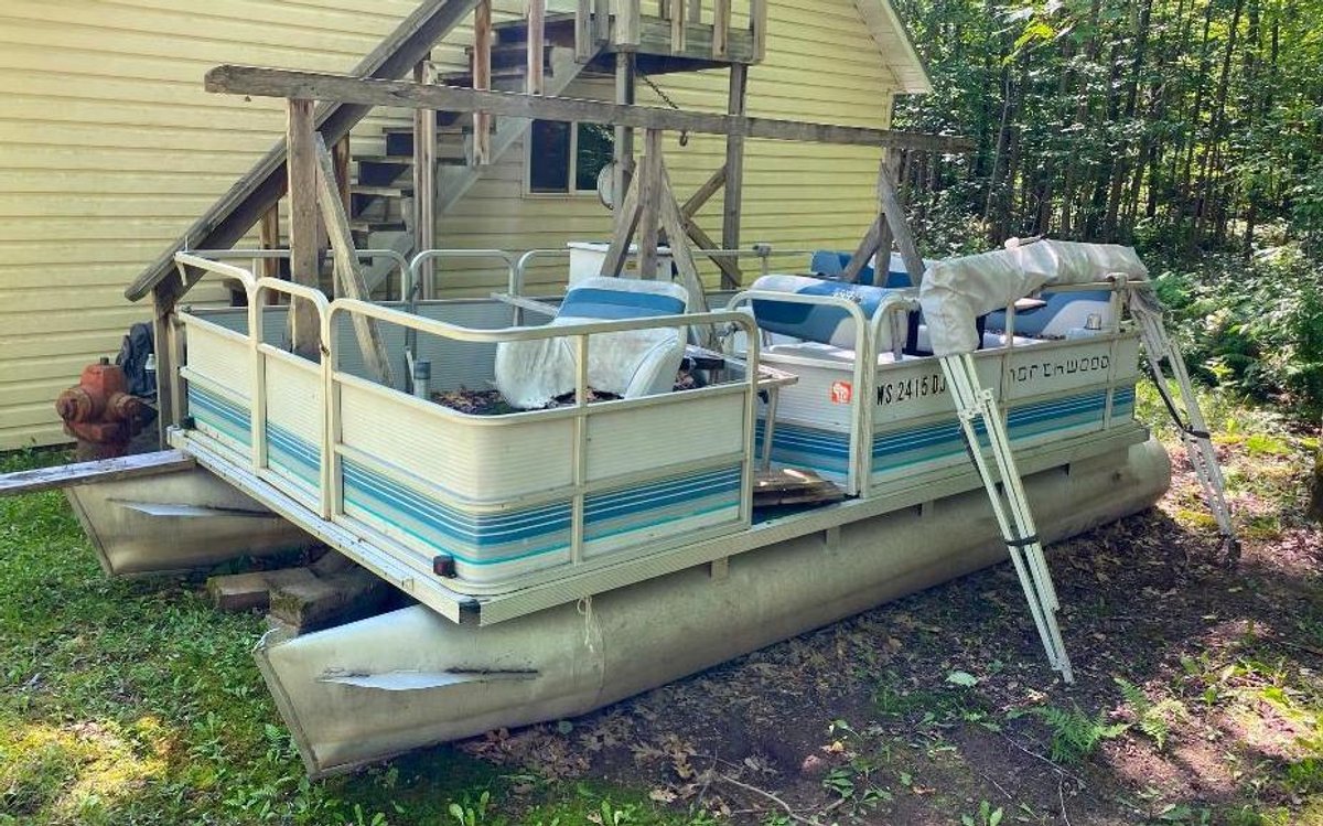 Northwood 17' Pontoon With Evinrude 25hp Tiller Motor