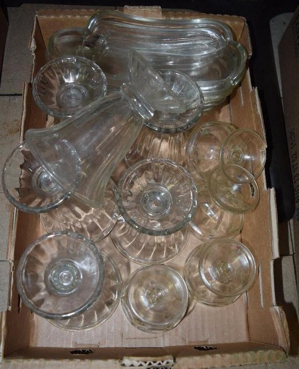 (6) Sundae Cups With (4) Small Sundae Cups And (6) Banana Split Glasses
