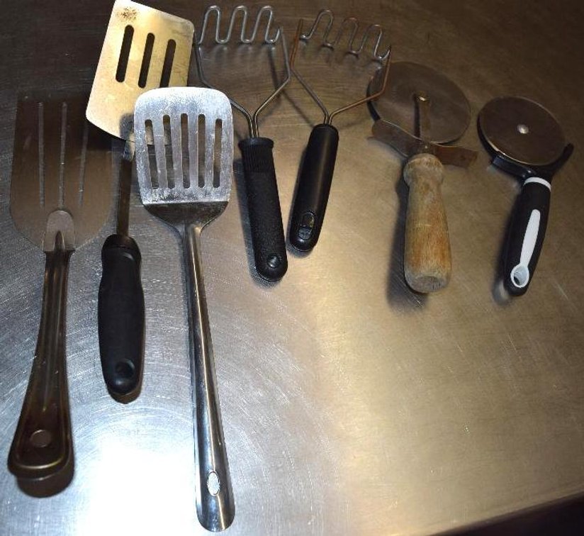 (3) Spatulas With (2) Potato Mashers And Pizza Cutters