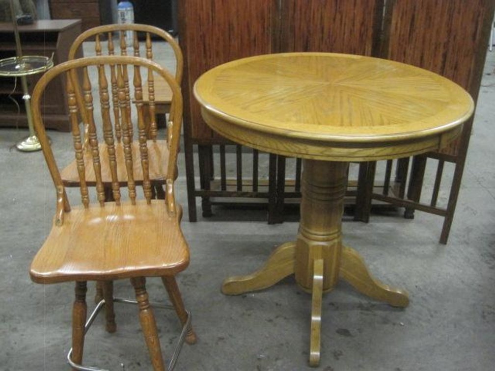 Oak Pub Table & 2 Bar Stools Table 36" t