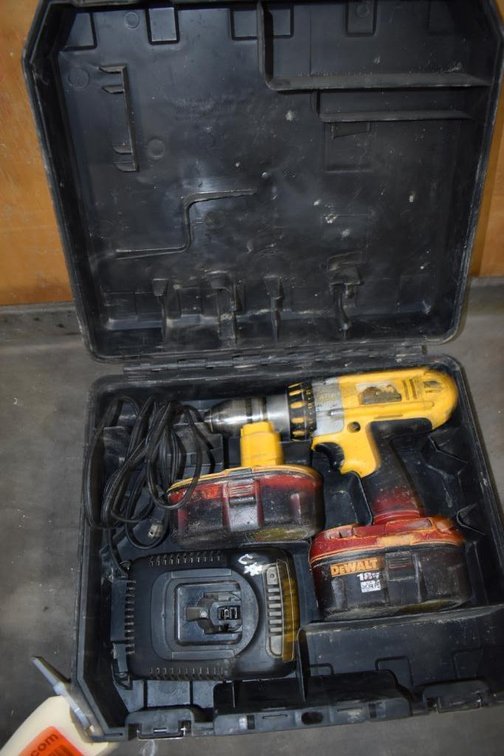 DeWalt 18v Drill With (2) Batteries And A Charger