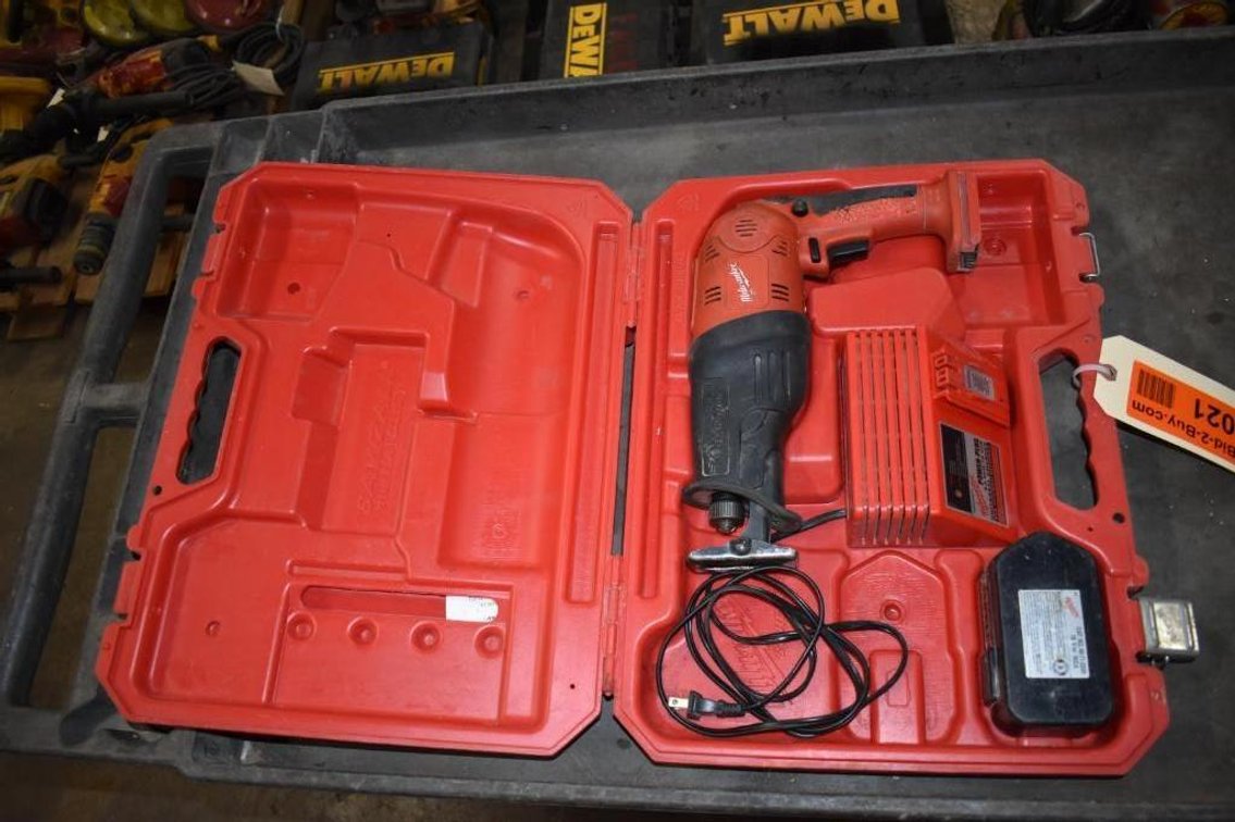 Milwaukee 18v The Hatchet Sawzall With Battery And Charger