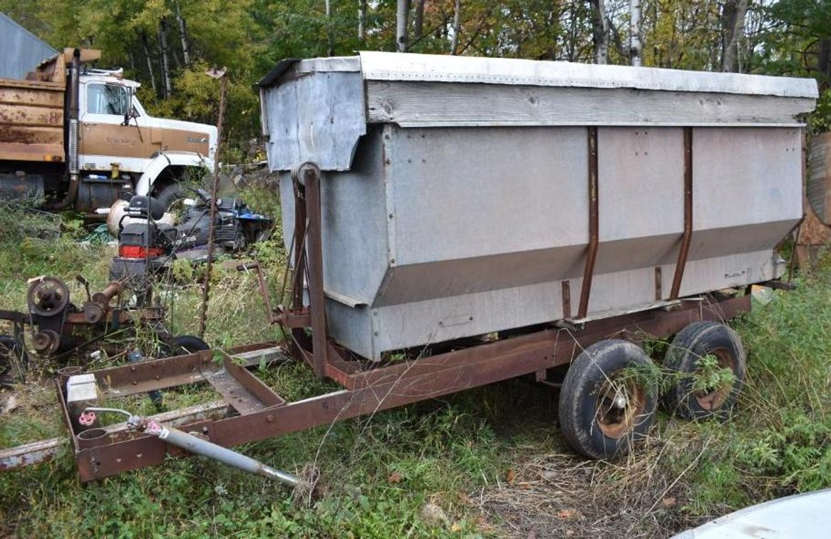 Manual Crank Dump Grain Hopper, 15' Overall Length
