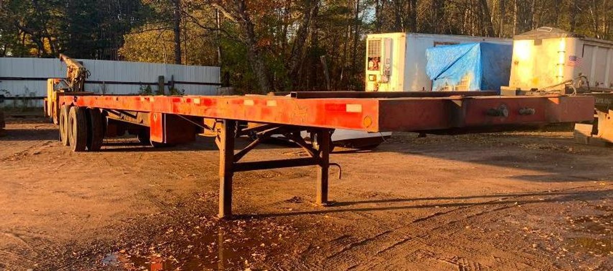 1988 Fruehauf 45' Flat Deck Tandem Axle Air Ride Trailer