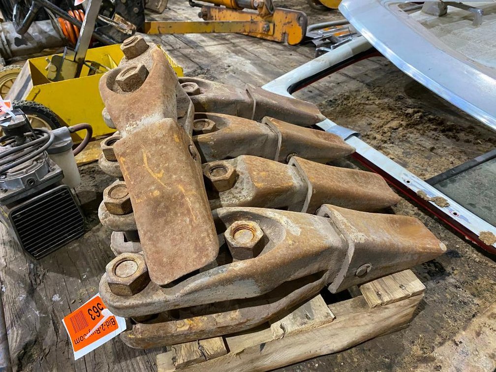 (5) 950 Cat Bucket Teeth