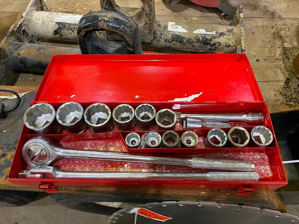 17 Piece 3/4" Socket Set, Ratchet, Breaker And (2) Extensions